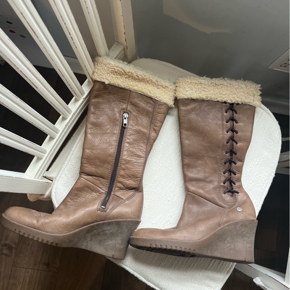 UGG 5450 Felicity Brown Leather Boots Sheepskin Cuff Wedge Heel Size 7 Pre-Owned - Picture 3 of 7